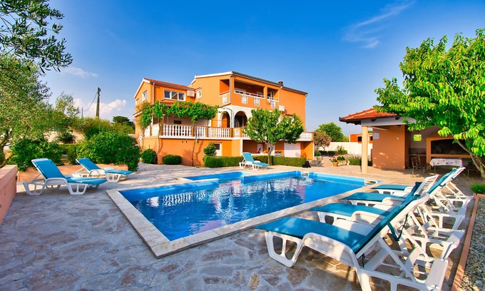 Visocane Villa | Villa Matea avec deux appartements et piscine!