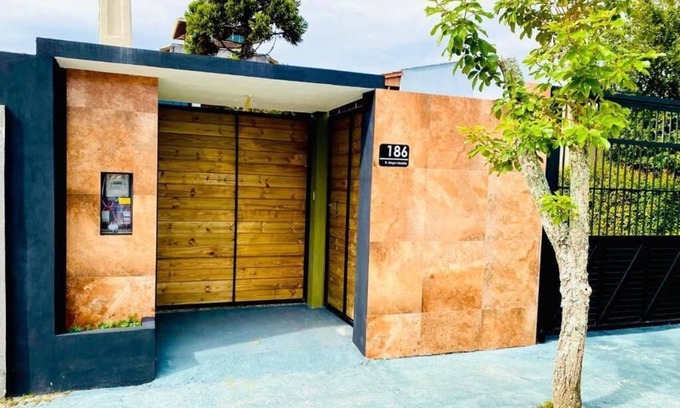 Carianos Maison | House near Florianópolis airport, with pool table and ample space!