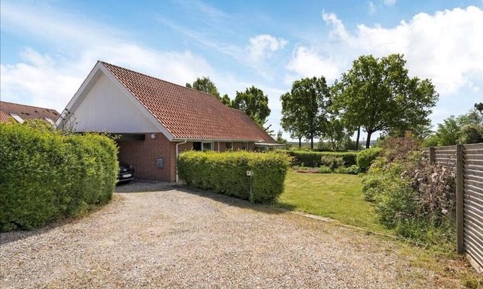 Lystrup Villa | House near public transport