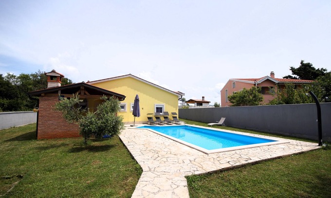 Rebici Maison | Maison Nensi avec piscine privée et cour clôturée