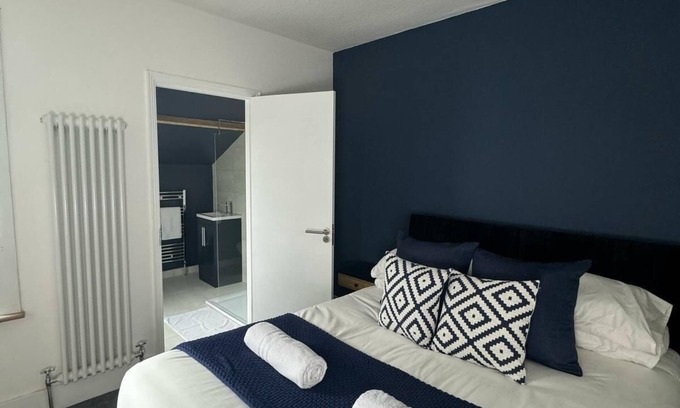 Watford Maison | Moderne-Maison-Douche-House close to the Studio