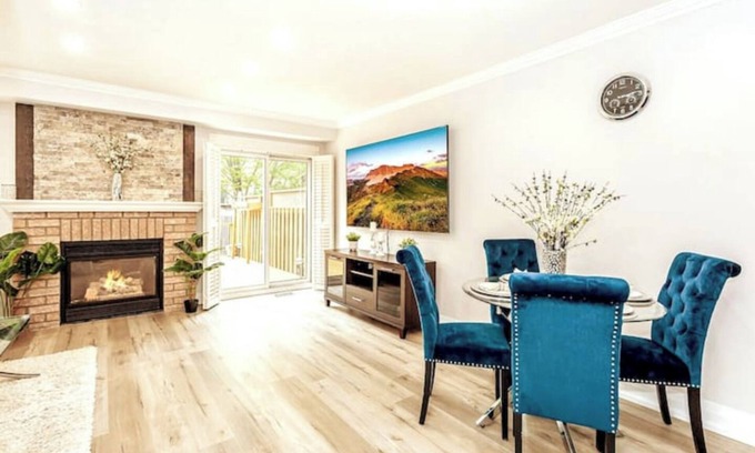 West Oak Trails Maison | House of 3 Beds -3 Washroom - King Bed- Kids Crib- 85’ TV- Workspace