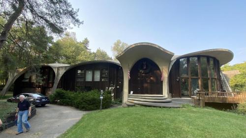 Lansing Lit Et Petit-Déjeuner | HOUSE Of THE FUTURE IN THE WOODS OF WEST LANSING