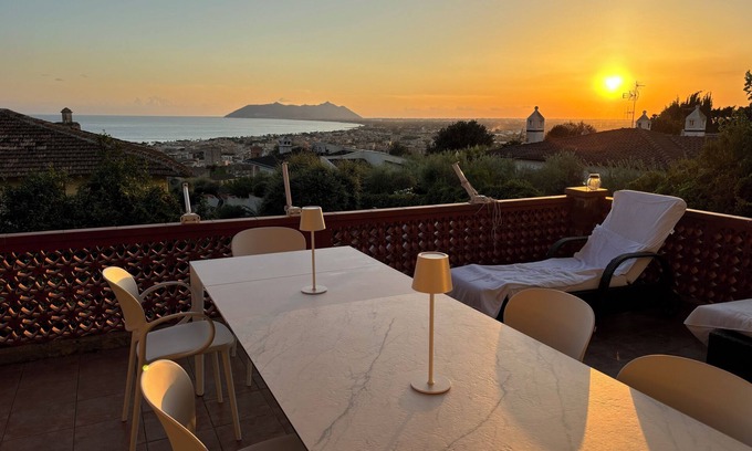 Terracina Maison | Villa sur un terrain en pente, panoramique et sur le toit dans un jardin de 1000 m² avec vue sur la mer