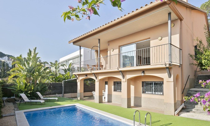 Sant Pol De Mar Maison | House on the beach with pool, for 9 people.