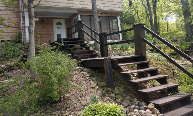 Putnam Cabine | House on the hill
