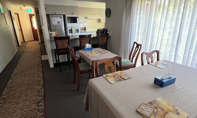 New Lambton Heights Maison | House - opposite John Hunter Hospital and Newcastle Private Hospital
