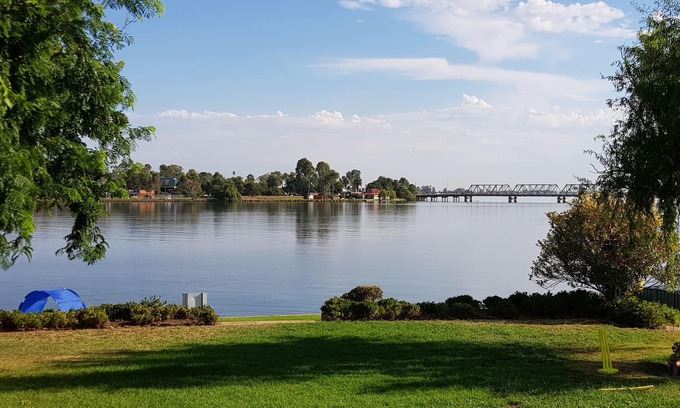 Yarrawonga Maison | House overlooking Lake with private jetty, 2 min walk to Yarrawonga main street