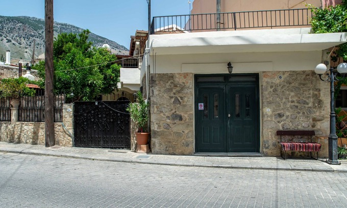 Zaros Maison | House Rachati