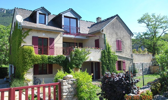 Ispagnac Villa | Maison - piscine chauffée sécurisée - barbecue - plancha - wifi gratuit