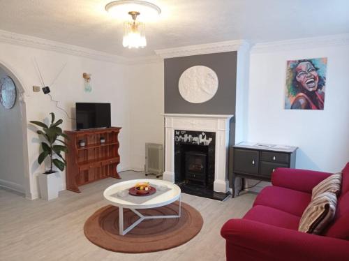 Chadwell Maison | House - Sleeps 8 - Garden - Parking