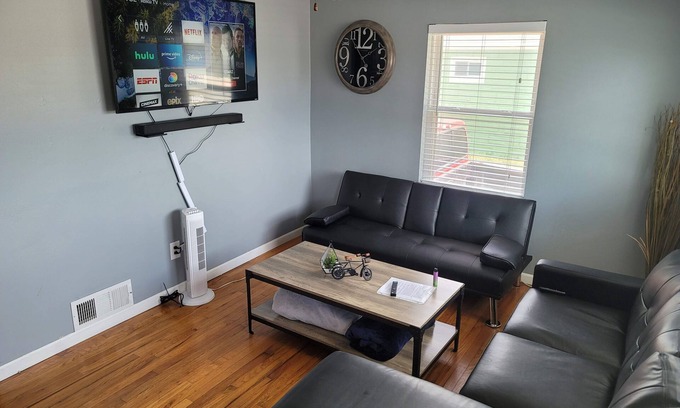 Lincoln Maison | House To Yourself! Parking, WIFI, Pets allowed!