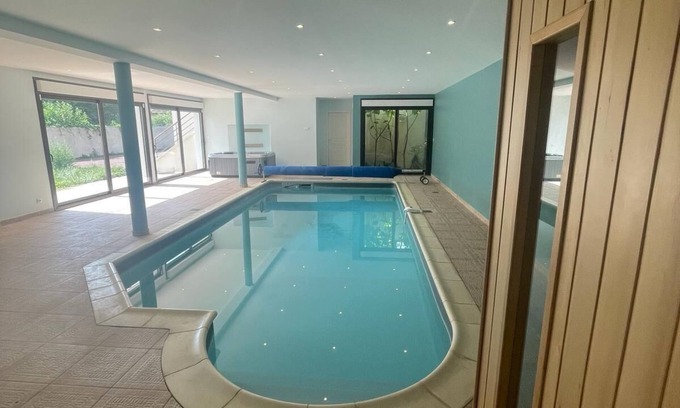 Villeneuve-le-Roi Maison | Maison Villa 15min Orly 20min Paris avec piscine, SPA, sauna et salle fitness