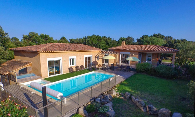 Pinarellu Villa | VILLA SPACIEUSE - PISCINE CHAUFFEE (1/04 au 31/10) - PROCHE PLAGE PINARELLO