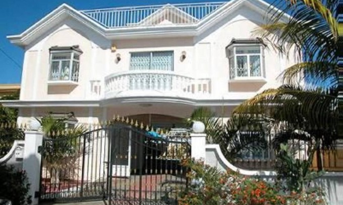 Mont Choisy Maison | Belle Villa avec piscine, a 100m de l'une des plus belles plages de l'ile et sur la route cotiere la plus prisee des touristes.