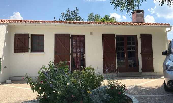 Saint-Vincent-sur-Jard Villa | maison à 600 m plage avec terrain clos dans lotissement environnement calme.