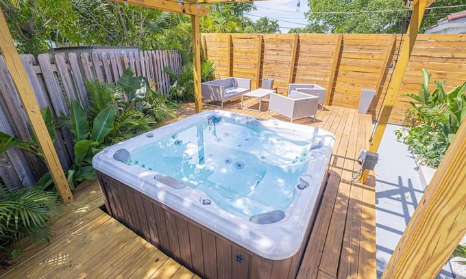 Biscayne Park Maison | HOUSE WITH A HOT TUB ! ONLY 10 MINS TO THE BEACH