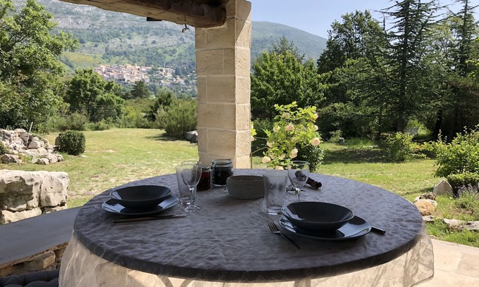 Coursegoules Maison | House with a magical view of the medieval village of Coursegoules. 30 min from the beaches