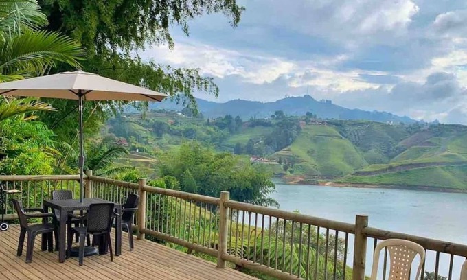 El Penol Station Balnéaire | House with beautiful views and access to Lake Guatape.