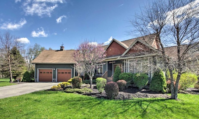Snowshoe Maison | House with Deck, Fire Pit - 15 Mins to Snowshoe!