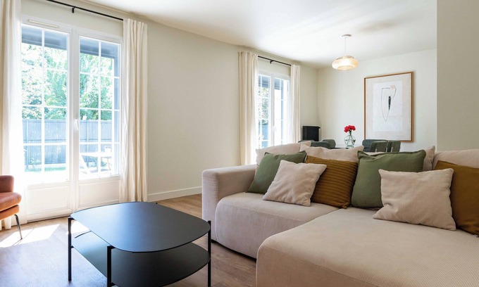 Mareuil-sur-Ay Maison | House with enclosed canal-side garden. Pets welcome!
