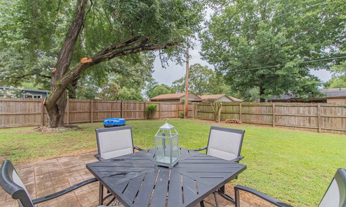 Conway Maison | House with fenced-in backyard near educational & medical institutions in Conway.