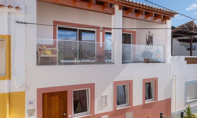 Salema Maison | House with garden, 3 minute walk to the Beach