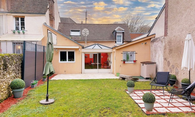 Chateaudun Cottage | House with garden in Châteaudun, near Paris