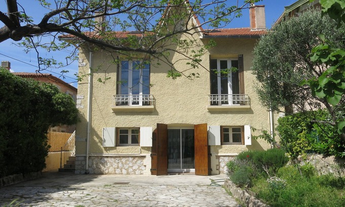 Montolivet Maison | Maison avec jardin sur une colline