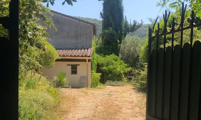 Mialet Maison | House with large garden 200m walk from the river Peace and quiet assured