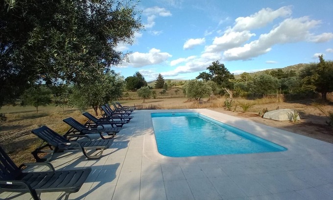 Baracal Maison | Maison avec grande piscine et jardin.