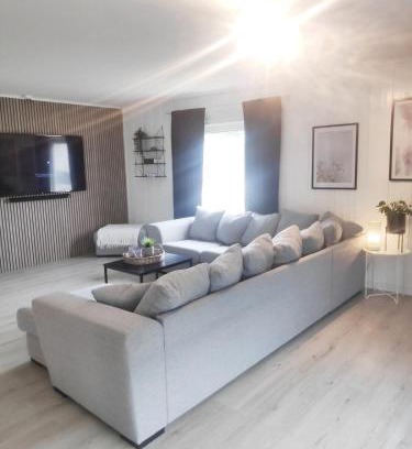 B Maison | House with large hot tub in Bø, room for 2 families!