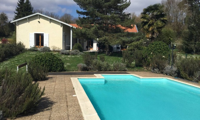 Pompignac Maison | House with large swimming pool and park, sleeps 8, near Bordeaux, St Emilion, Arcachon