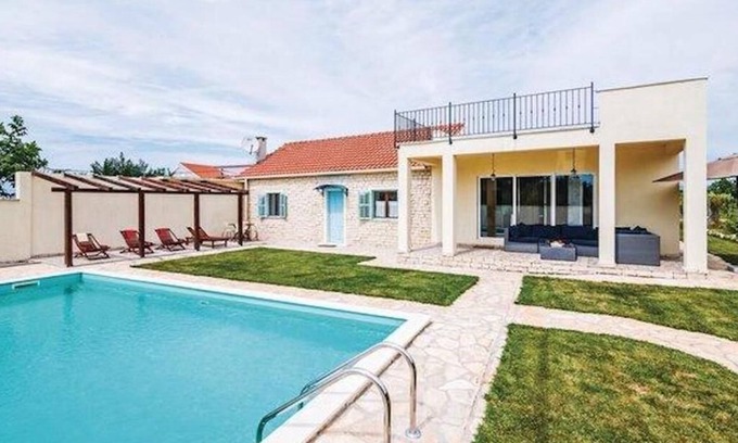 Murvica Maison | Maison avec piscine extérieure - Parfait pour les familles!