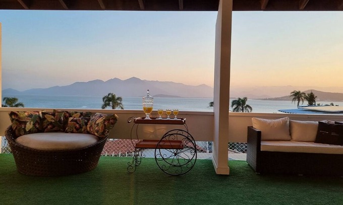 Itaguacu Maison | House with pool and panoramic sea view