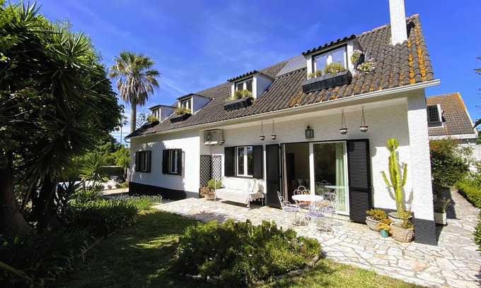 Castelo Maison | House with pool at the foot of Arrabida, between mountains and sea