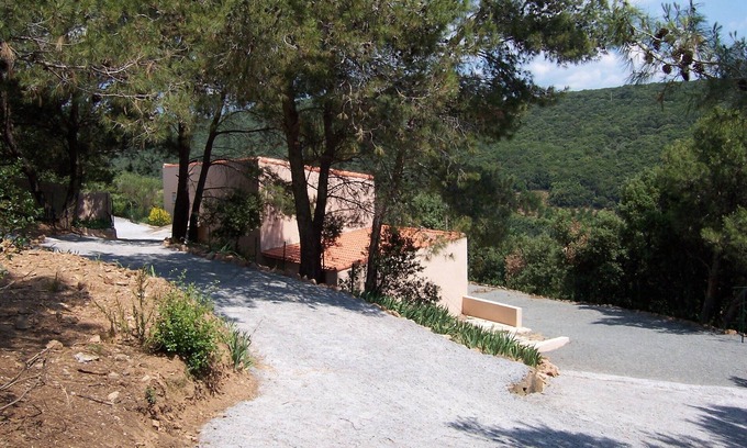 Pierrerue Maison | maison avec piscine dans un joli hameau au milieu de pins,chênes verts...