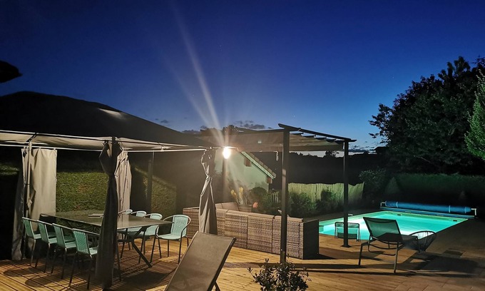 Groisy Maison | House with pool-large enclosed grounds-trampoline