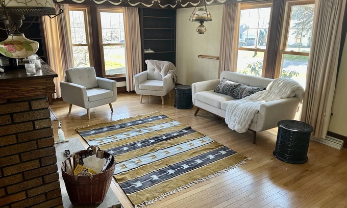 Mayville Maison | HOUSE WITH POOL, WALK TO TOWN OR CHAUTAUQUA LAKE, NEAR CHAUTAUQUA INSTITUTION !