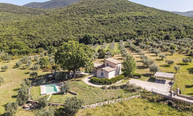 Montecchio Maison | House with private pool & fenced garden 3km from Montecchio. Very quiet area