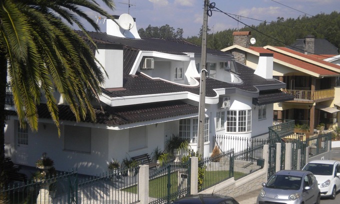 Santa Maria da Feira Maison | Maison avec appartement de 4 chambres avec barbecue piscine terrasse, à 25 km du Port