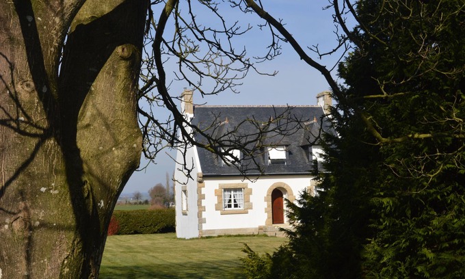 Gouezec Maison | Maison avec jardin spacieux et vue dégagée sur la campagne.
