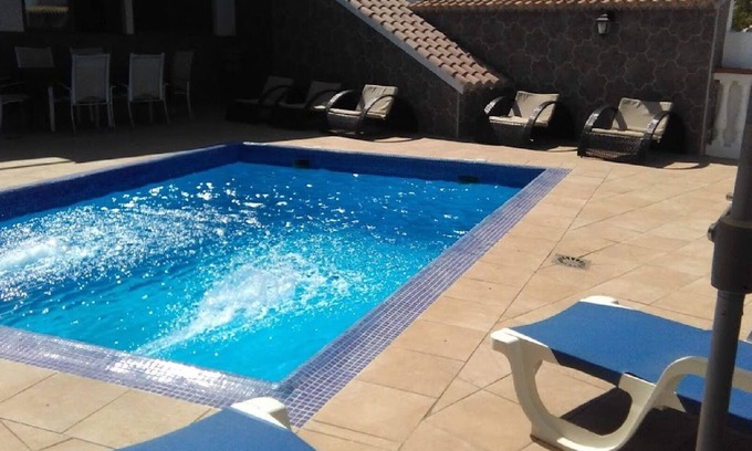 Guevejar Maison | MAISON AVEC PISCINE, VUE, WIFI, JEUX, SALON AVEC CHEMINÉE