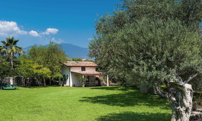 Stazzo Appartement | House with terrace and direct access to the sea. Shared pool.