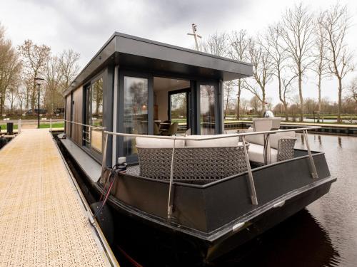 Offingawier Location De Bateaux | Houseboat in Offingawier with Sea View