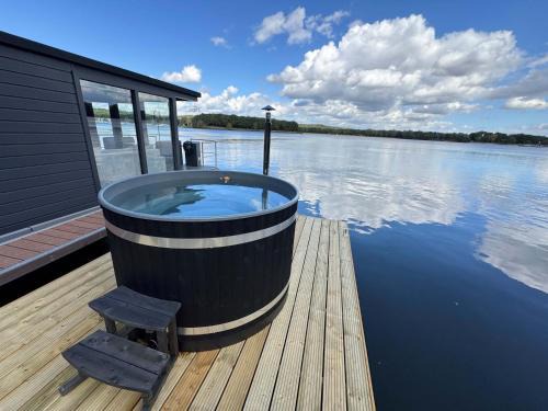 Middelaar Maison | Houseboat Mookerplas met Hottub