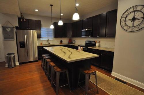 West Columbus Maison | Housepitality - Franklinton Farmhouse- 4 Bedrooms