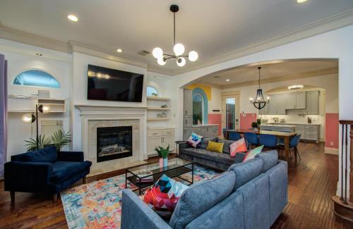 Greater Heights Maison | Houston Centrally Located w Backyard Pool Retreat