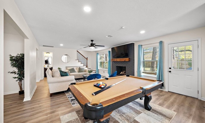Ponderosa Forest Maison | Houston Getaway | Yard BBQ | Game Room | Sleep 16