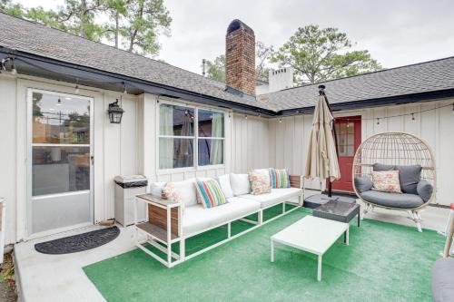 Spring Branch West Maison | Houston Home with Patio about 14 Mi to Downtown!